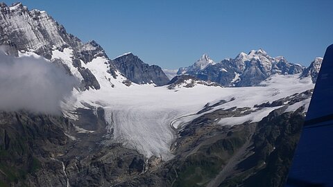 v.l.n.r. Blümlisalp, Jungfrau und Breithorn.