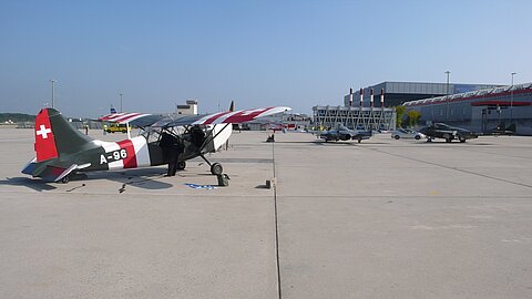 Bereits sind andere Militärflugzeuge eingetroffen.