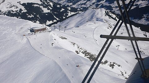 Skigebiet Adelboden Lenk über dem Hanenmoos.