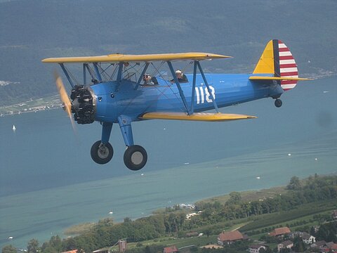 Über dem Bielersee kommt dieser Stearman in Formation.
