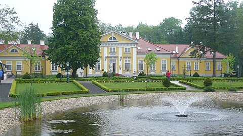 Schloss als Hotel mit eigenem Flugplatz.