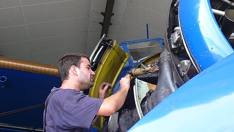Das Herzstück, der Motor, wird kontroliert.