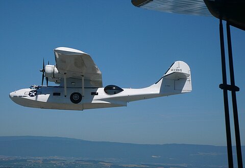 Kein Problem für das Wasserflugzeug so langsam zu fliegen.