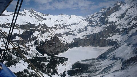 Zugefrohrener Oeschinensee.