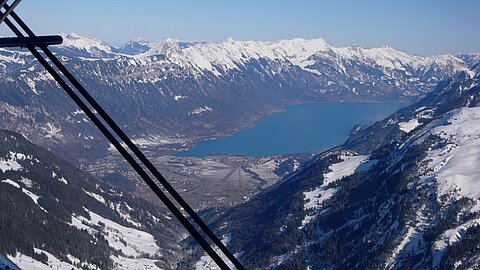 Brienzerrothornkette mit dem Brienzersee und der alte Militärflugplatz Interlaken.