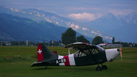 Der Stinson in der Abenddämmerung vor dem Rückflug nach Grenchen.