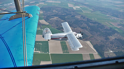 Die An-2 zieht unter uns vorbei.