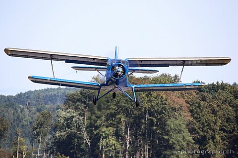 An-2 im Anflug auf den Birrfeld.