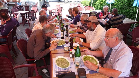 Beim Risotto Essen auf dem Flugplatz.