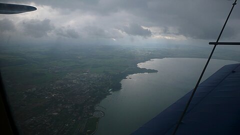 Regenwolken über dem Murtensee.