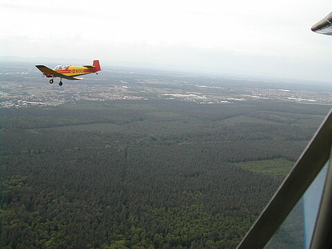 Ein Flieger kommt in Formation.