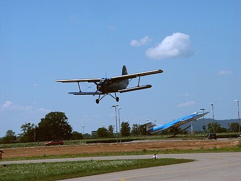 Die Antonov im Endanflug auf die Graspiste in Grenchen.