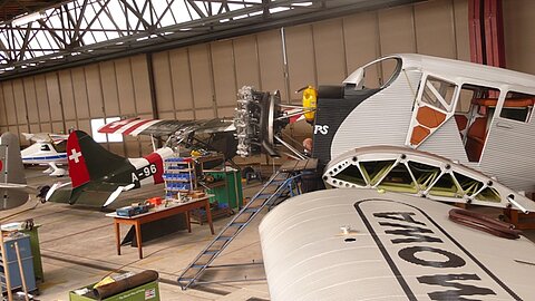 Auch der neu Hergestellte Junkers F-13 steht im Hangar.