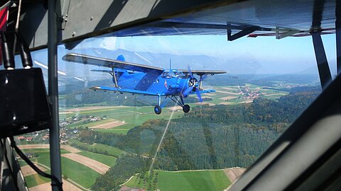 Die Antonov schliesst zum Stinson auf.