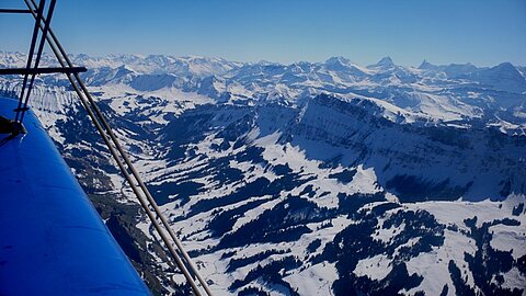 Vorne Brienzerrothorn hahinter Wetterhorn, Schreckhorn, Finsterarhorn und Eiger.