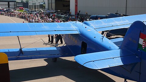 Die Zuschauer sind gespannt auf die Ankunft der DC-3.