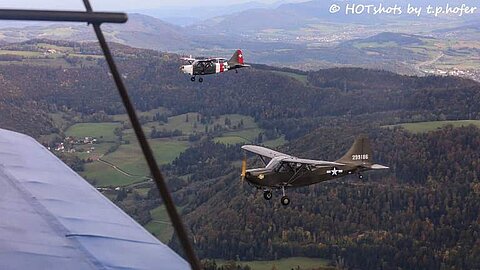 Die zwei L-5 in Formation.