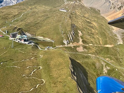 Rückflug vorbei an der Rinderhütte.