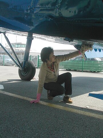 ...  Brigitte polieren die AN-2.