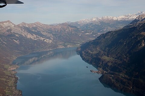 Spieglein Spieglein an der Wand, wer spiegelt sich im Brienzersee? Die Brienzerrothornkette.
