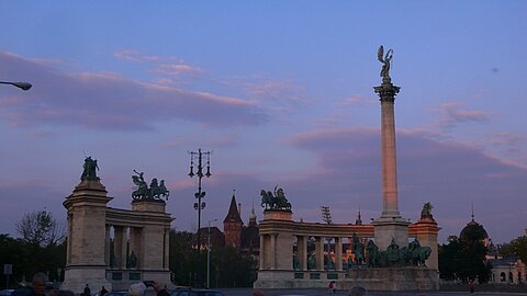 Der Heldenplatz mit dem Erzengel Gabriel im Abendlicht.