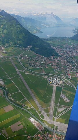 Zürück über den ehemaligen Militärflugplatz Interlaken.