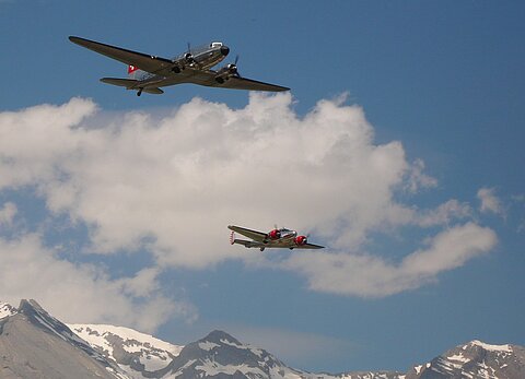 Überflug von DC-23 und Beechcraft B-18.