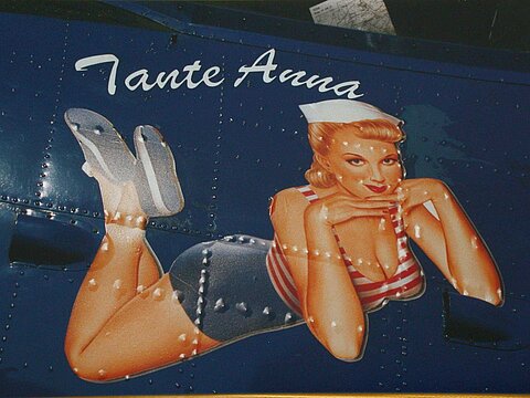 Für die Gastzeit in der Schweiz wird ein Pin-up Girl aufgeklebt.