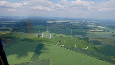 Kurz vor Leipzig ein Meer von Windkraftwerken.
