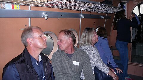 Vorne, links und rechts nur staunende Gesichter.