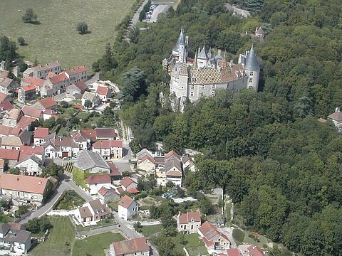 Blick aus der Luft auf das besichtigte Schloss.