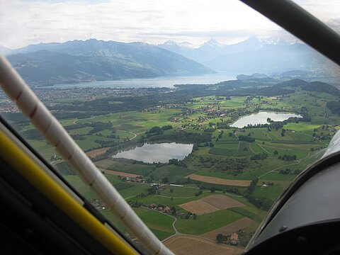 Links Thunersee, rechts Amsoldingersee.
