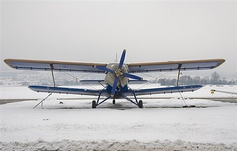 Die Antonov wartet auf Passagiere, dass sie sich bewegen kann um warm zu bekommen.