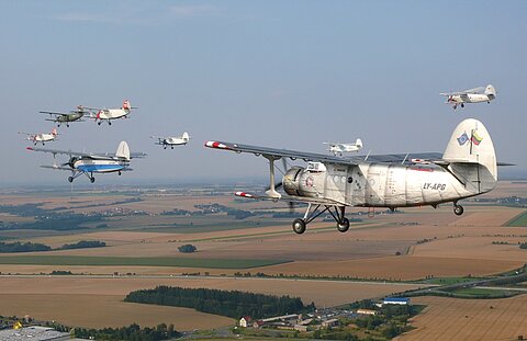 8 der insgesamt 15 AN-2 in der Luft.