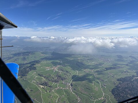 Das Mittelland unter einer Wolkendecke.