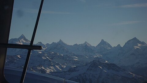 Bildmitte das Matterhorn.