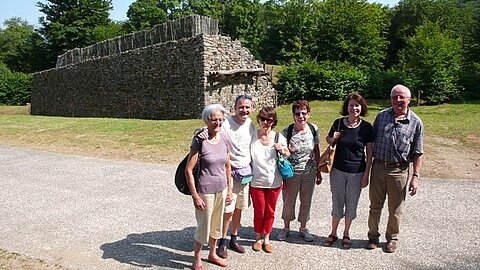 Einige Reiseteilnehmer beim Eingangstor von Bibracte.