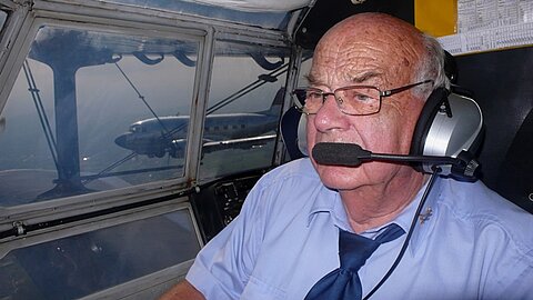 Hansruedi auf dem Co-Pilotensitz. Die DC-3 näherts ich an die An-2.
