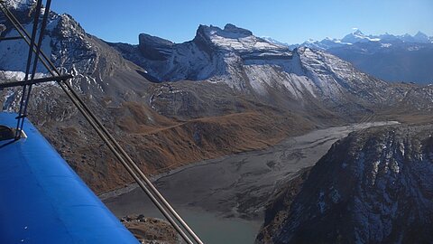 Daubensee bei Gemmipass, rechts oben das Matterhorn.