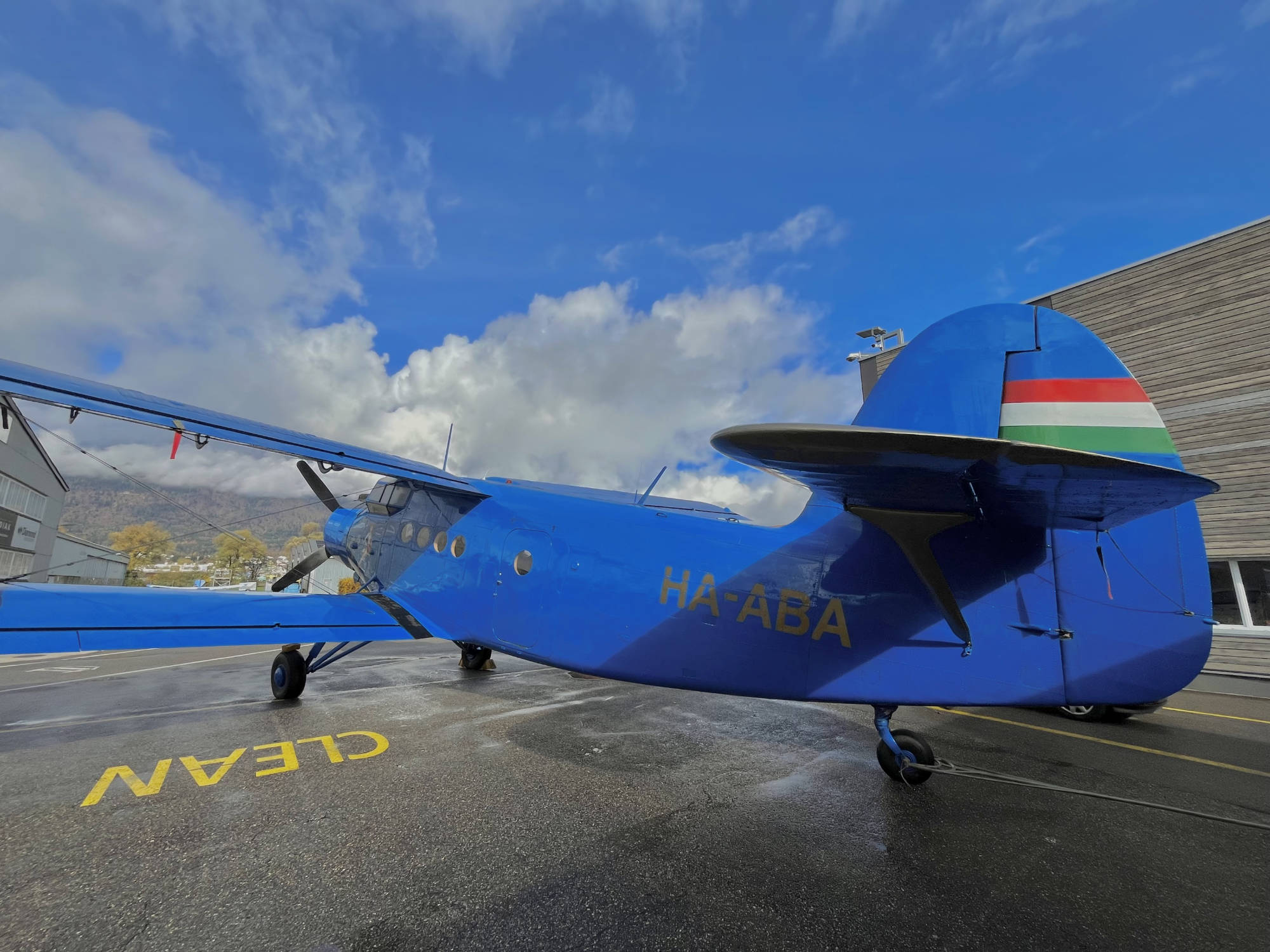 Gewaschene An-2 wartet auf ihre Passagiere.